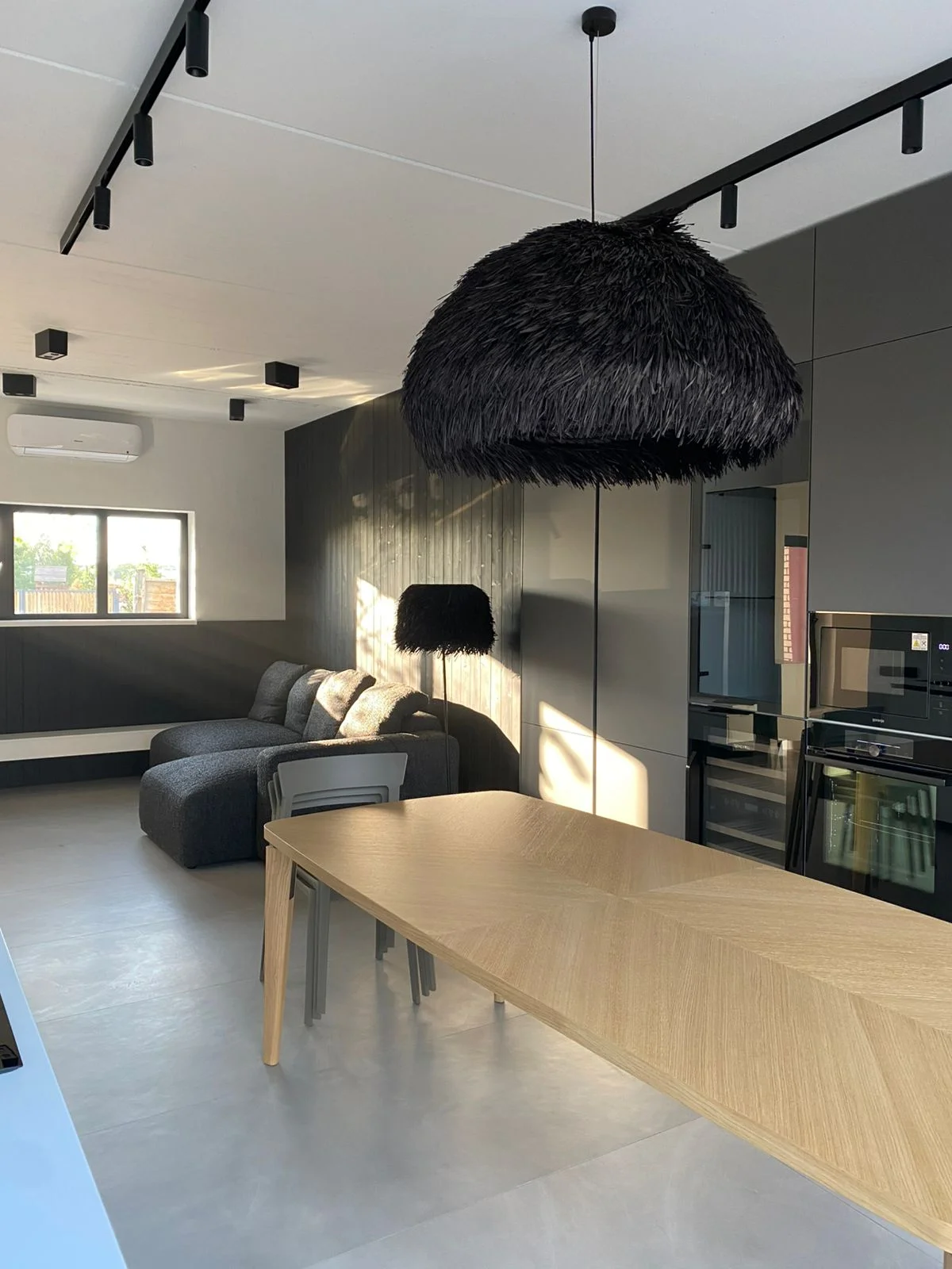 Монохромная кухня-гостиная