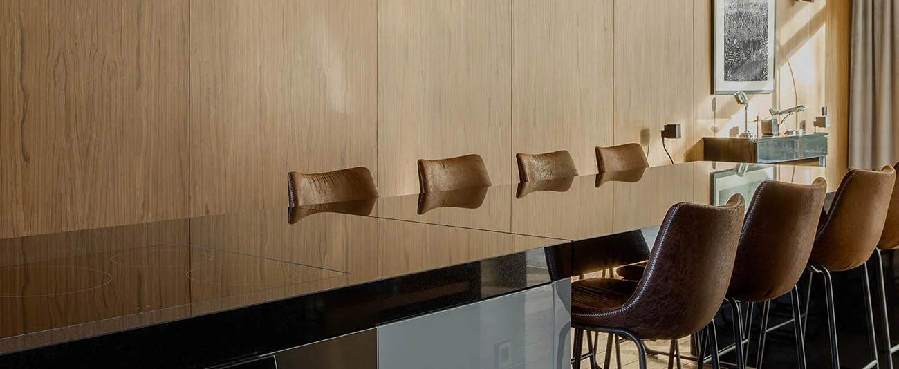 Стильный современный интерьер квартиры с дизайнерской мебелью